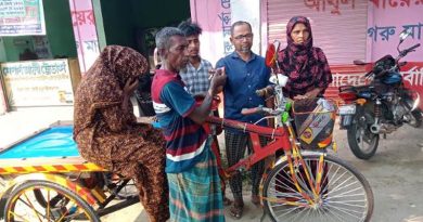 কলারোয়ার দেয়াড়ায় দুস্থ পরিবারকে ব্যাটারিচালিত নতুন ভ্যান উপহার