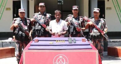 কলারোয়ার স্বর্ণ চোরাকারবারি ৫টি স্বর্ণের বারসহ যশোরে আটক
