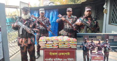 সাতক্ষীরার সীমান্তে থেকে প্রায় চার লক্ষ টাকার চোরাচালানী মালামাল জব্দ