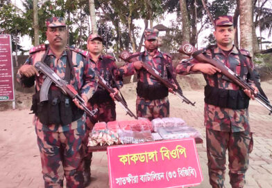 সাতক্ষীরায় ৩৩ বিজিবির অভিযানে প্রায় চৌদ্দ লক্ষ টাকার ভারতীয় মালামাল জব্দ