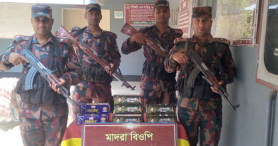 সাতক্ষীরাও কলারোয়া সীমান্তে বিজিবির অভিযানে দেড় লক্ষাধিক টাকার ভারতীয় পণ্য জব্দ