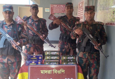 সাতক্ষীরাও কলারোয়া সীমান্তে বিজিবির অভিযানে দেড় লক্ষাধিক টাকার ভারতীয় পণ্য জব্দ