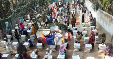 শার্শার ২০০ পরিবারকে খাদ্যসামগ্রী দিলেন আজীজুর রহমান এমপি