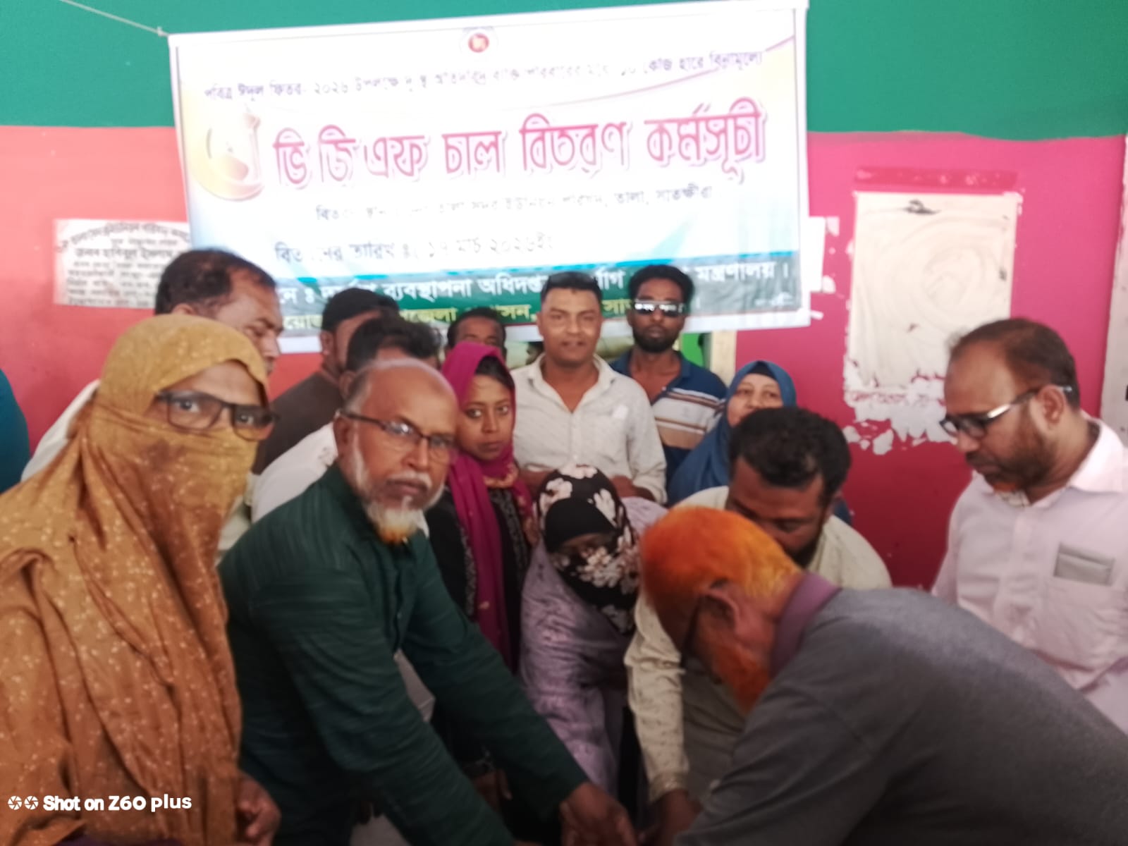 তালায় ঈদ উপলক্ষে ১৪ হাজার পরিবারের মাঝে চাল বিতরণ