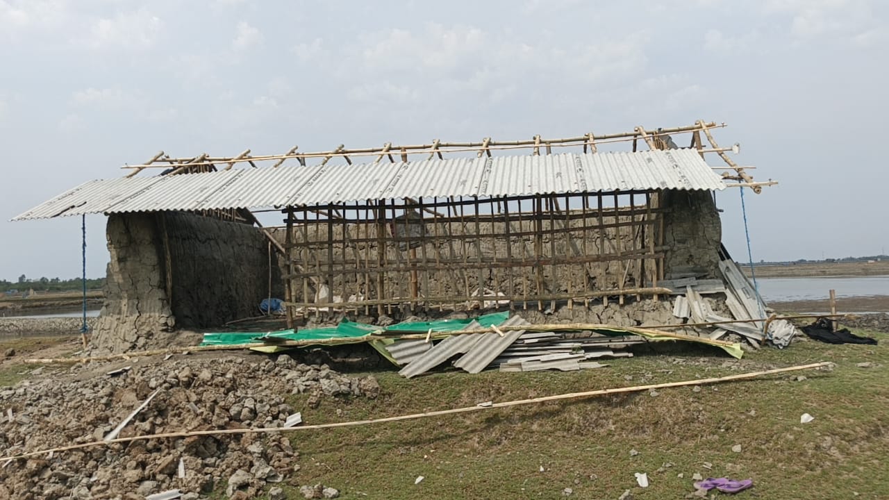 আশাশুনিতে ঝড়ে লন্ড ভন্ড গোয়ালঘর