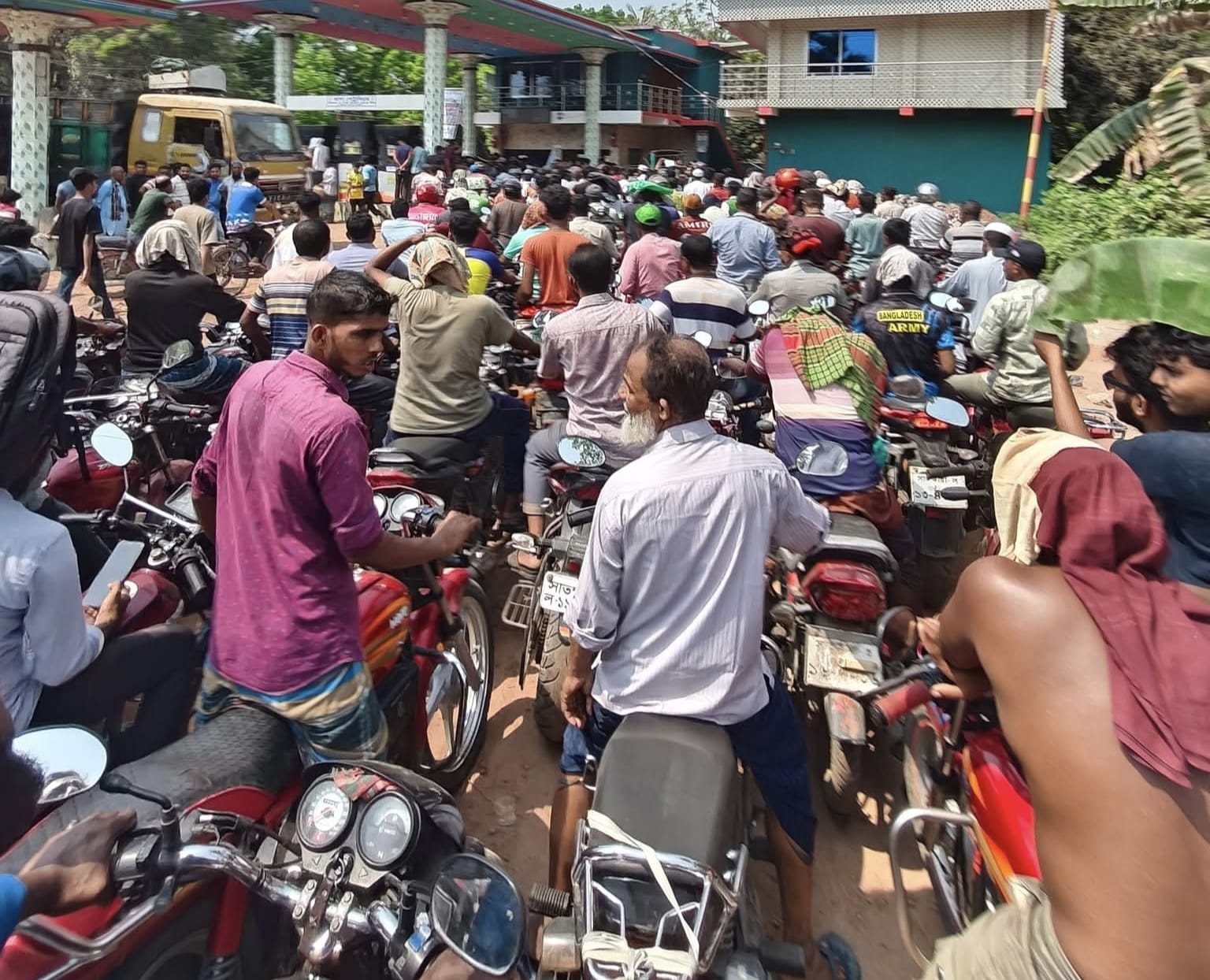 সাতক্ষীরায় ভাড়ায় চালিত বাইকারদের তেল সিন্ডিকেট, সংকটে সাধারণ মানুষ