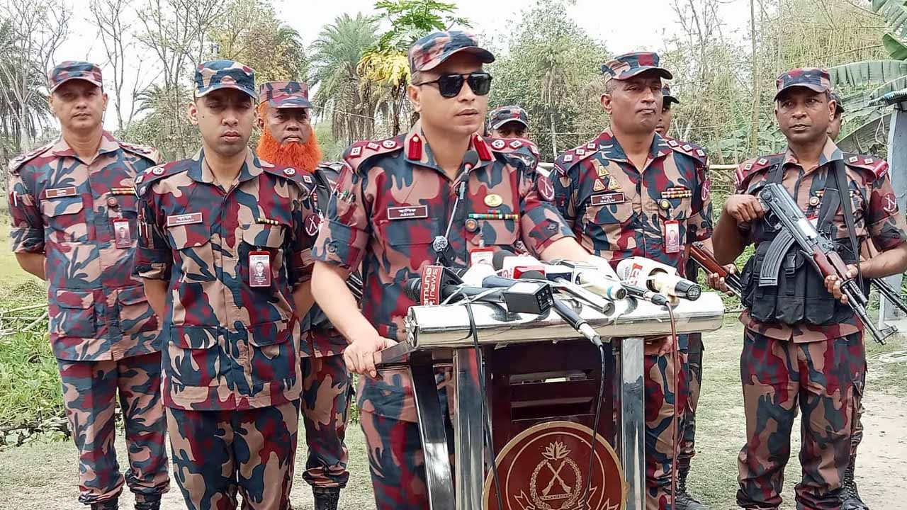 সাতক্ষীরা সীমান্তে জ্বালানি তেল পাচাররোধে বিজিবির প্রেস ব্রিফিং