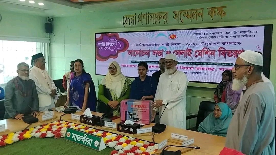 নারী দিবসে সুবিধাবঞ্চিত নারীদের মাঝে সেলাই মেশিন তুলে দিলেন এমপি আব্দুল খালেক