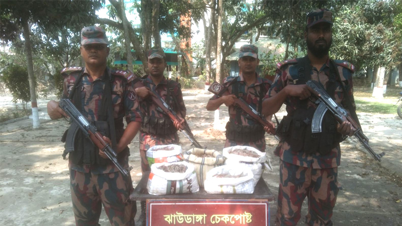 বিজিবির অভিযানে প্রায় তিন লক্ষ টাকার ভারতীয় মালামাল জব্দ