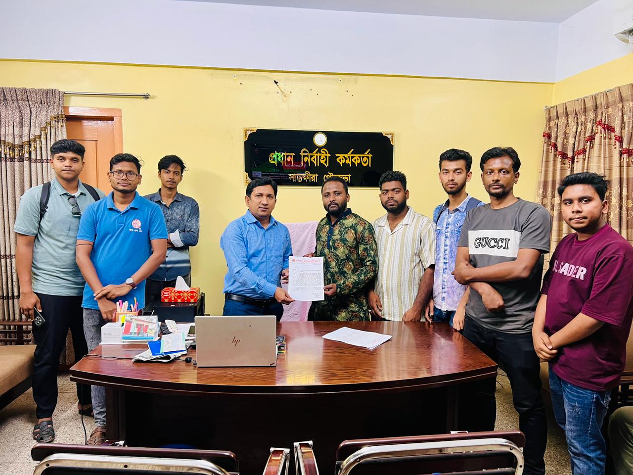 সাতক্ষীরায় মশার উপদ্রবের প্রতিকার চেয়ে পৌরসভায় ছাত্রদলের স্মারকলিপি