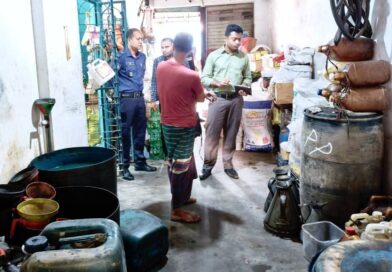 কালিগঞ্জে অতিরিক্ত দামে পেট্রোল বিক্রি: দুই ব্যবসা প্রতিষ্ঠানকে ৫ হাজার টাকা জরিমানা