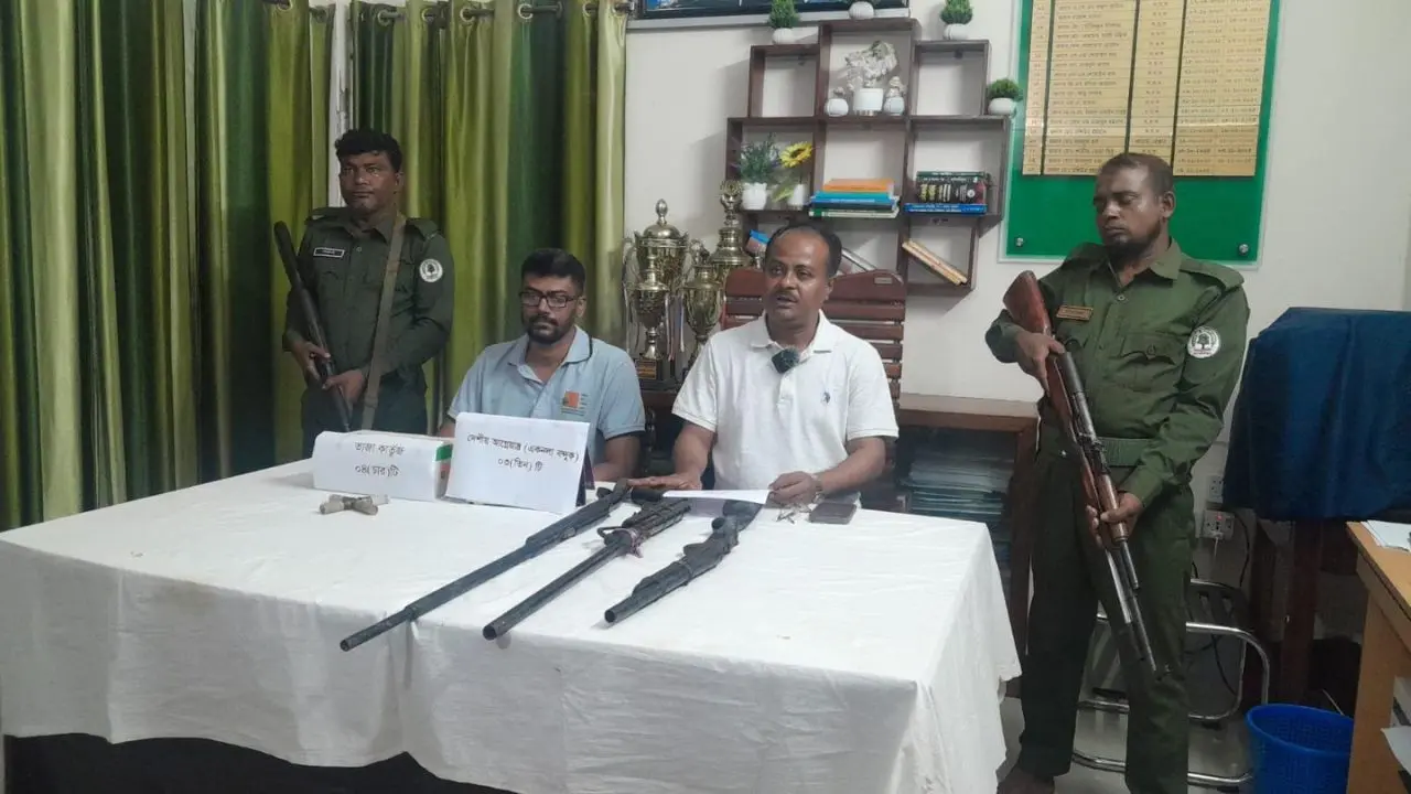 সুন্দরবনে বনদস্যুদের আস্তানা থেকে ৩টি বন্দুক ও গুলি উদ্ধার
