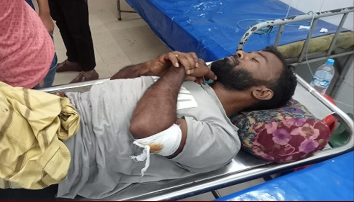 আশাশুনিতে বিএনপি নেতাকে কুপিয়ে ও পিটিয়ে জখম