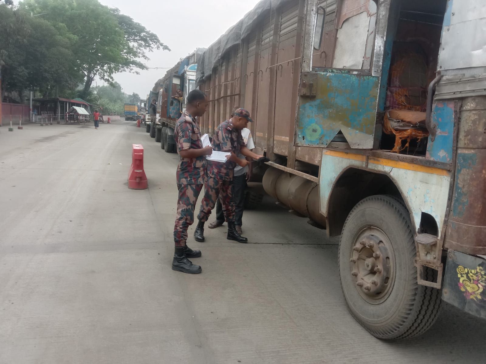 সাতক্ষীরার সীমান্তে তেল পাচার রোধ, ঈদ-পহেলা বৈশাখ ঘিরে বিশেষ কর্মসূচি জোরদার ৩৩ বিজিবির