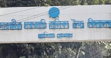 সাতক্ষীরা জেলা প্রশাসনের সিদ্ধান্তকে বৃদ্ধাঙ্গুলি, গার্লস স্কুলে ভর্তি নিচ্ছে না প্রধান শিক্ষক