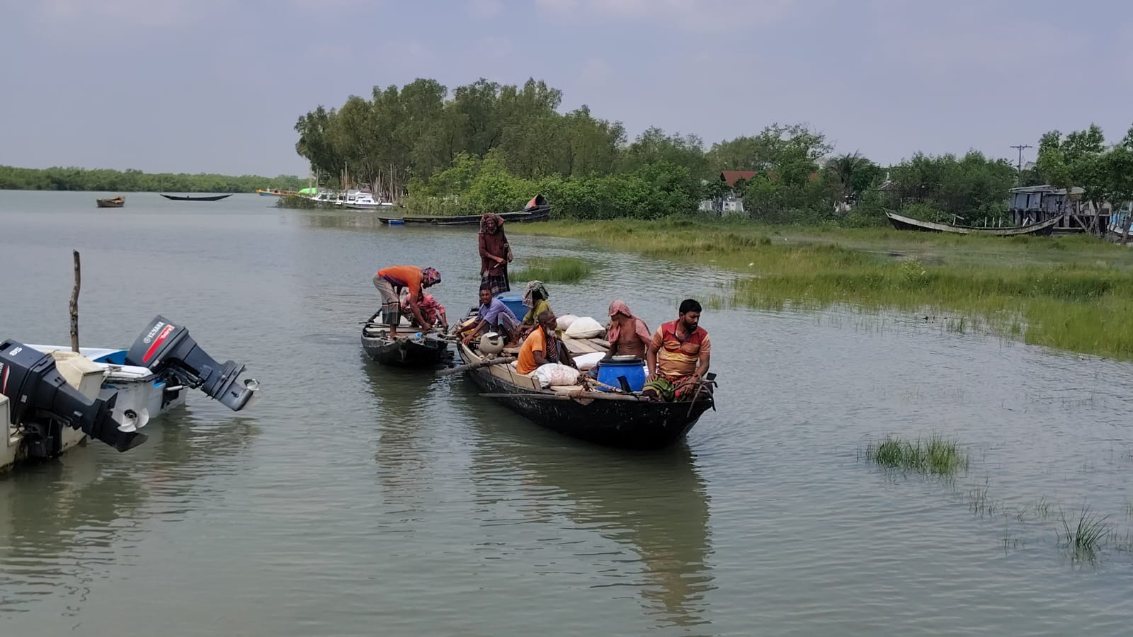 সুন্দরবনের রায়মঙ্গল নদীতে নৌকা ডুবি: ৪ মৌয়াল উদ্ধার, নিখোঁজ ৪