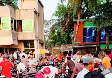 কালিগঞ্জে তেল বিতরণে বিশৃঙ্খলা: বন্ধ ফিলিং স্টেশন, বিপাকে সরকারি চাকুরীজীবী, শিক্ষক-সাংবাদিকরা