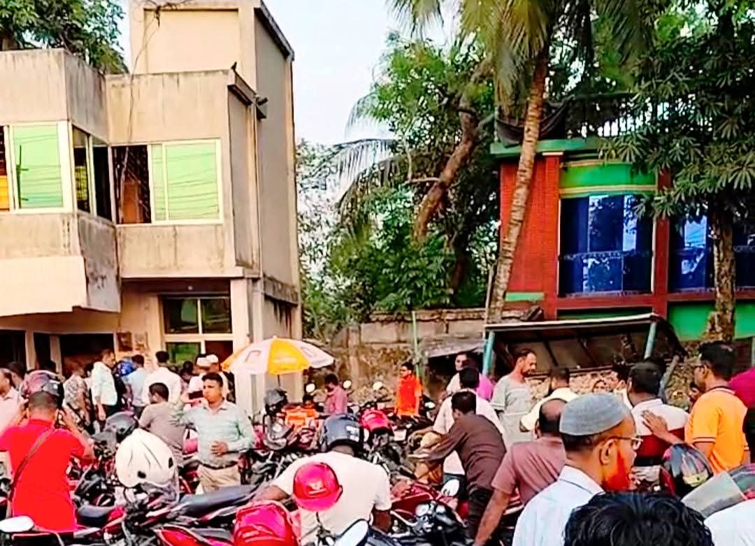 কালিগঞ্জে তেল বিতরণে বিশৃঙ্খলা: বন্ধ ফিলিং স্টেশন, বিপাকে সরকারি চাকুরীজীবী, শিক্ষক-সাংবাদিকরা