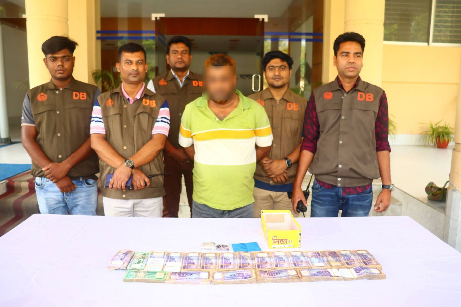 ঝিকরগাছায় নগদ ১৯,৭৪,৯০০ টাকা ও ৩০০ পিস ইয়াবাসহ মাদক ব্যবসায়ী আটক