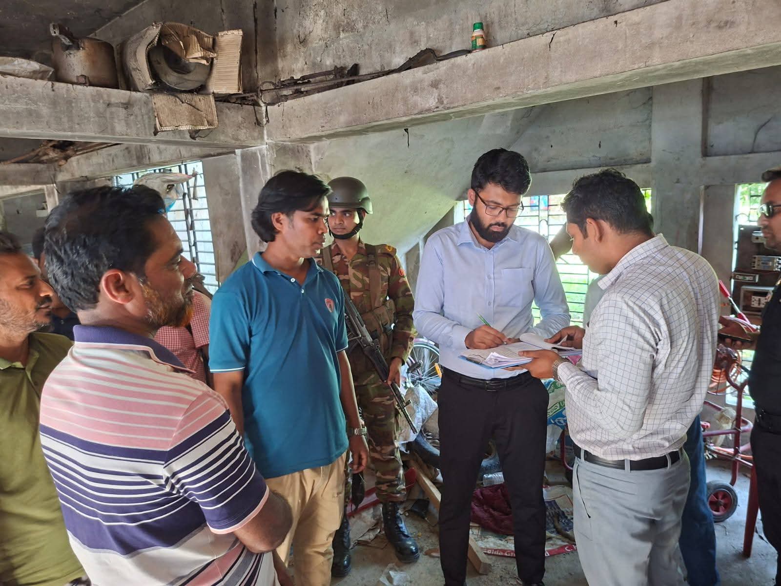 কালিগঞ্জে চেয়ারম্যানের বাড়িতে যৌথ বাহিনীর অভিযানে বিপুল পরিমাণ ডিজেল জব্দ