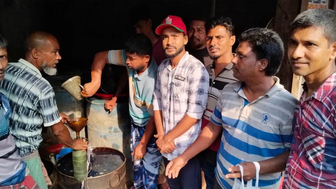 কালিগঞ্জের কুশুলিয়া পুলিন বাবুর হাটখোলায় শান্তিপূর্ণভাবে ডিজেল বিক্রি