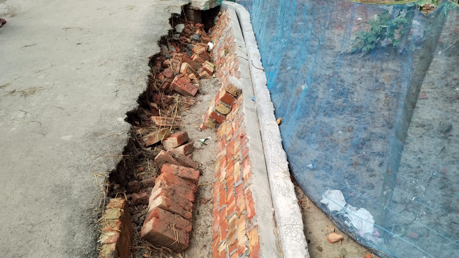 কালিগঞ্জে ড্রেন-নির্মাণের কাজ শেষ না হতেই ভাঙন