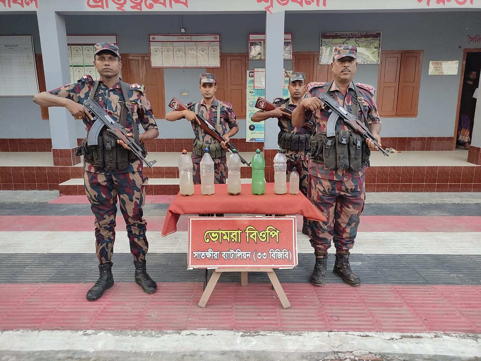 সাতক্ষীরা সীমান্তে বিজিবির বিশেষ অভিযানে চিংড়ীরেনুসহ প্রায় ১৮ লাখ টাকার চোরাচালানী মালামাল জব্দ