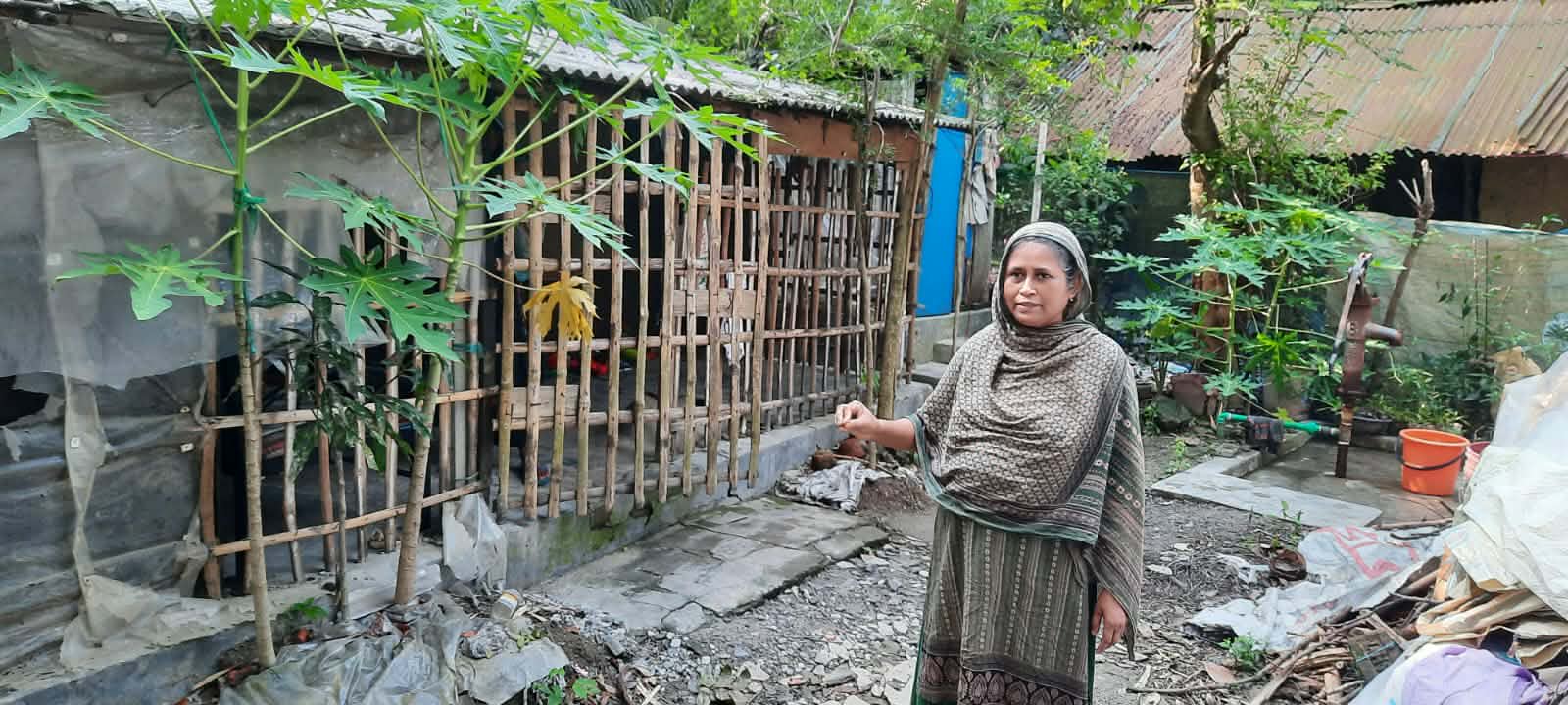কালিগঞ্জে মব সৃষ্টি করে অধ্যাপিকার ঘর দখল