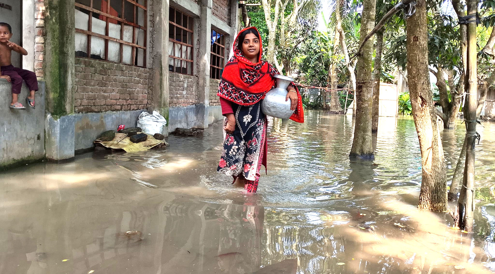 সাতক্ষীরার লাবসা বিলে অপরিকল্পিত মৎস্য ঘের: কয়েক হাজার মানুষ পানিবন্দি